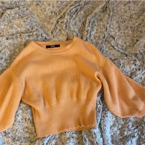 Orange tröja  - Säljer denna orangea glittriga magtröja från bikbok då jag köpte för ett år sen men knappt använt, kanske 3 ggr. Hittade den i garderoben när jag rensade