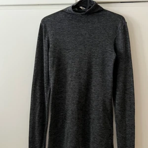 Basic Halströja  - En basic och fin tröja som går upp lite i halsen. Lite stor i storleken