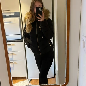 Hollies vinterjacka storlek 36 - Fint skick, använd en vinter. Avtagbar fuskpäls. Bra vinterjacka för den som fryser mycket! Köpt för ca 3000-4000 sek
