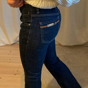Lågmidjade jeans från Karen Miller köpta från sellpy som aldrig kommit till användning av mig. Köpare står för frakt!💖 står storlek 38 på sellpy men jag skulle mer säga att det är storlek 36!:)