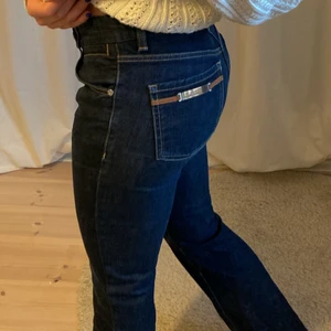Karen Miller lågmidjade jeans - Lågmidjade jeans från Karen Miller köpta från sellpy som aldrig kommit till användning av mig. Köpare står för frakt!💖 står storlek 38 på sellpy men jag skulle mer säga att det är storlek 36!:)