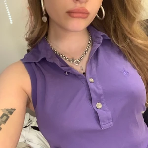 Ralph lauren linne/topp - Lila ralph lauren golf polo-linne med krage. Det står storlek S men skulle nog säga att de lutar mot storlek M!:)