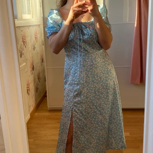 Sommarklänning - Säljer den här jättefina sommarklänningen. Det är lite för liten vid brösten för mig annars är den jättefin. Storlek s, använd fåtal gånger och ser helt ny ut