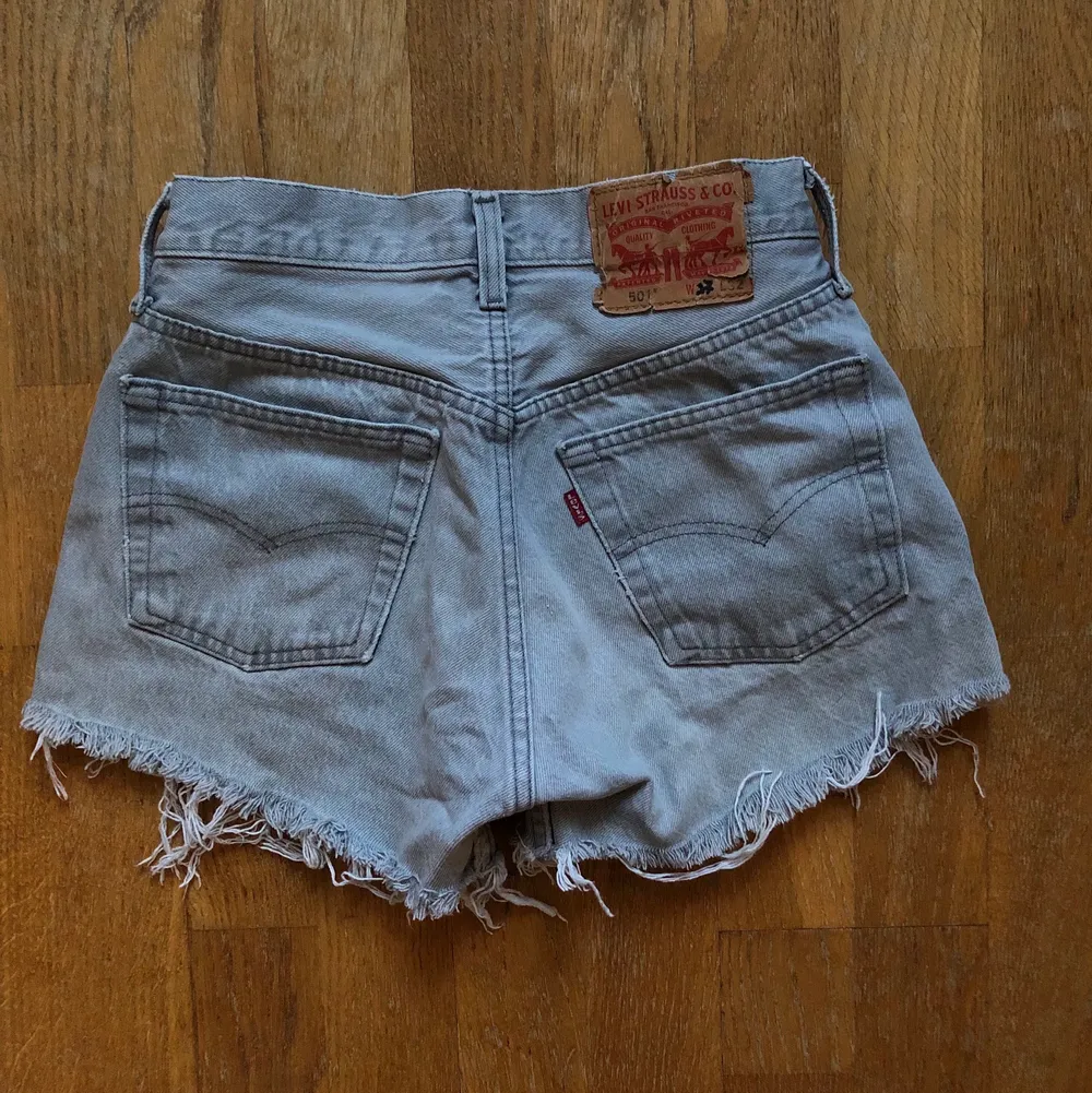 säljer mina shorts från levis, i modellen 501. storlek är 27 men de är något små i storleken! jättefin färg!! midjemått 70 & innerben 27. Shorts.