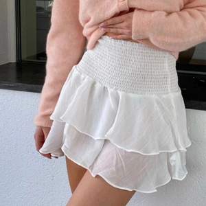 Superfin kjol till sommaren. Kan va lite genomskinlig men blir bra om man har något vit eller beiget under. Bra skick och material. 