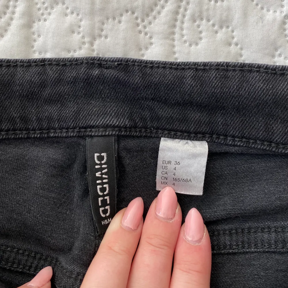 Svarta snygga jeans från HM med slit längst ner på framsidan! Rätt höga i midjan ☺️ passar storlek 34-36. Jeans & Byxor.