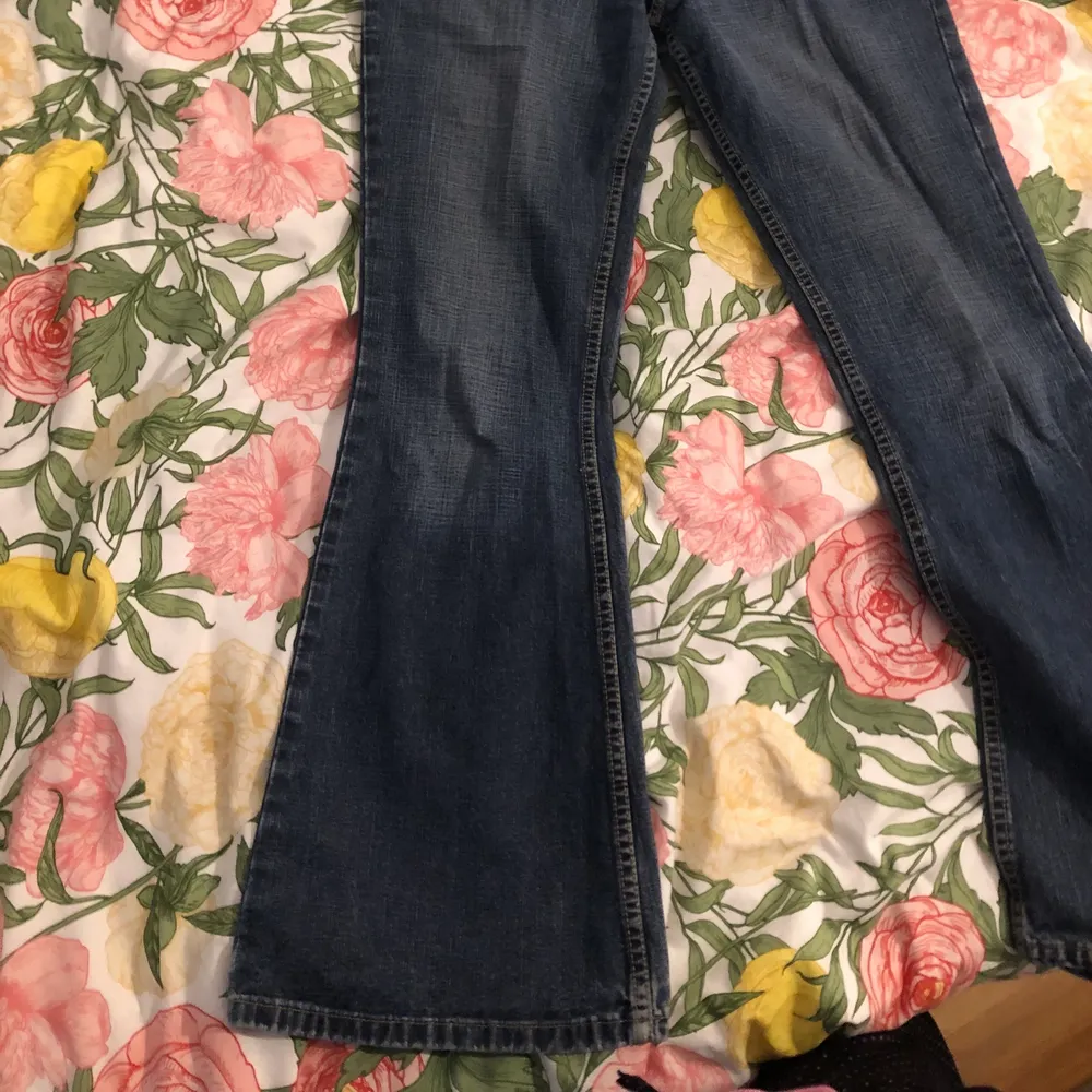 blå bootcut jeans från lee! jag är 165 och de passar bra i längden på mig. köpare står för frakt!💋💗. Jeans & Byxor.