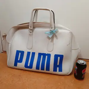 Stor vintage PUMA-väska/bag. Lite skavanker, går säkert att snygga till för den som vill. Pepsi-burk för storleksreferens 🌱