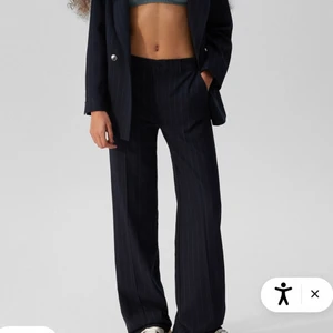 Kostymbyxor  - Säljer dessa fina kostymbyxor som är helt slutsålda! Dom är tyvärr är för långa för mig! Dem är endast testade 🥰