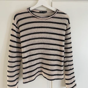 Randig tröja Zara - Randig tröja från Zara, säljer då den inte kommer till användning längre<3 