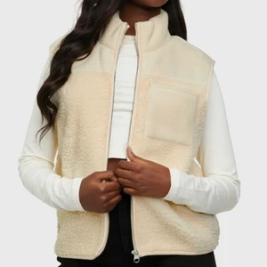 Teddy väst  - Säljer nu denna superfina Teddy väst från Nelly. Andvänt ett fåtal gånger, säljer för att den ej kommer till användning. Skriv för fler bilder eller frågor😊 100kr+ frakt, strl xs men passar även S skulle jag säga. 