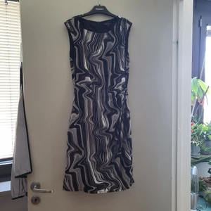 Klänning från stockh lm - Klänning som köptes här på plick men aldrig använts. Coolt mönster