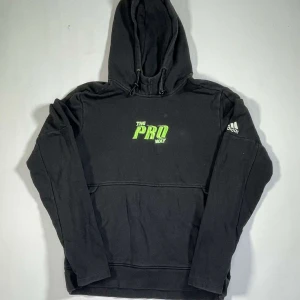 Addidas hoddie  - Addidas hoddie i okej skick några små fläckar på framsidan samt ett väldigt litet hål. 