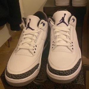 Jordan 3 dark iris storlek 44,5 - Helt nya Jordan 3 dark iris inköpta från SNKRS app, priset går att diskuteras och skriv för flera bilder ifall man är intresserad 