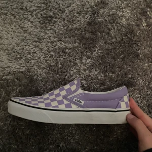 Vans rutiga lila skor - Bra skick, lite smutsiga på vita sulan men går nog bort om man tvättar lite, ser inte använda ut i övrigt 