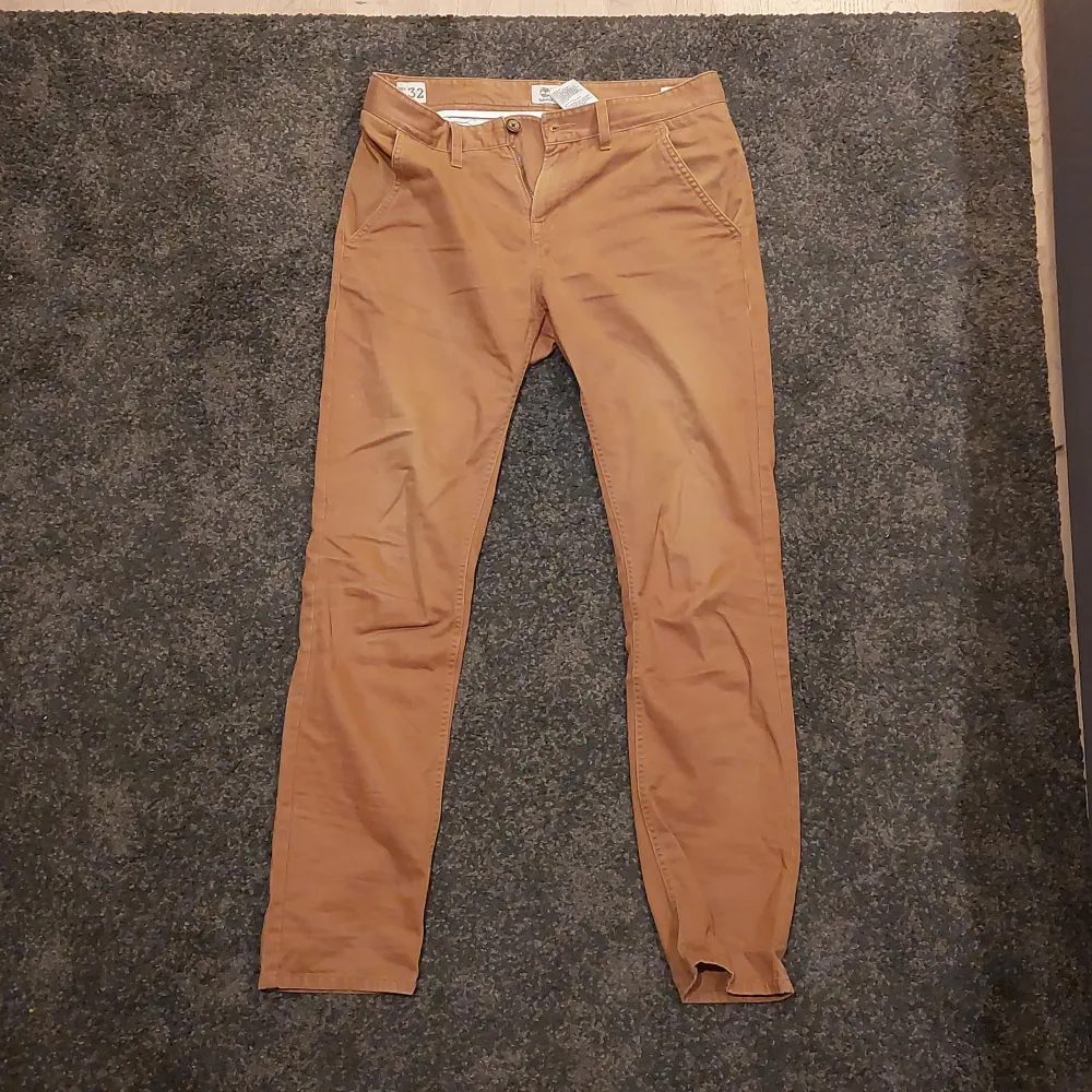 Brun orangea timberland byxor i bra skick (inga synliga skador). Slim size.. Jeans & Byxor.