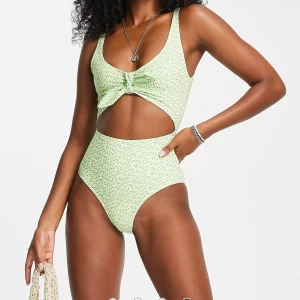 Baddräkt - Nyköpt grön baddräkt med små vita blommor på. Köpte från asos men var för liten och kunde ej skicka tillbaka. Köptes för 409kr, säljs för 250kr. Frakt ingår