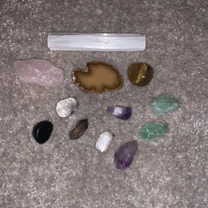 Kritsaller - Nu säljer jag flera olika kristaller från kristallrummet för ett bra pris!💓Bland annat, tigeröga, stor rosenkvarts, ametister, bergskristall, rökkvars, två gröna kalciliter och en stor selenit mm. Kontakta mig för fler bilder, priser och storlekar❣️ 