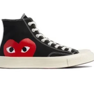 Converse - Intressekoll på mina Converse x Commes des garcons. Nypris: 1970kr på Miinto.  Storlek 38🥰Jättefint skick, skickar självklart bilder efter önskemål.