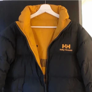 Helly Hansen jacka - säljer min asnygga unika jacka, passar mig som vanligtvis har s