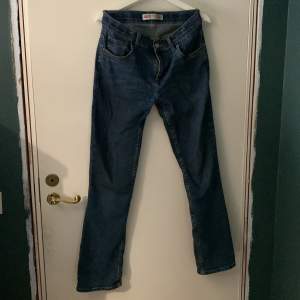 Det är Levis 551z authentic straight jeans har haft dom i typ ett halv år men änvender dom inte längre måtten vid midjan är 16A och dom är 176 cm långa original pris 1,3 tusen 