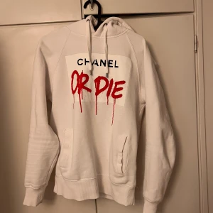 Chanel or die hoodie XS - Väldigt fint skick, köpte den från merchsweden. Bara använd några få gånger. 