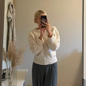 Stickad tröja - Säljer min fina fina kabelstickade tröja från Moss Chopenhagen originalpris 400 kr jättebra kvalitet knappt använd Kontakta för fler bilder💕💕