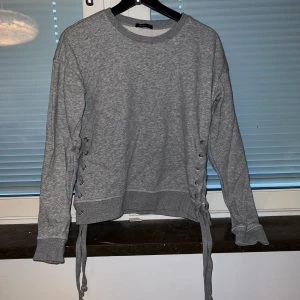 Grå sweatshirt  - Säljer den a gråa sweatshirten med snörning på sidorna, märket är Crocker☺️ köparen betalar frakten🥰