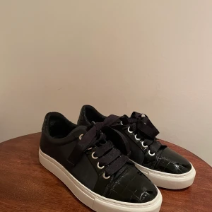 Skitsnygga sneakers! - Säljer mina superfina Billibi skor. De är jätte sköna och endast använda ett par gånger. Iprincip nyckick.💘  Köpte dem för 900kr, säljer för 600kr plus frakt.💘  Storlek 38