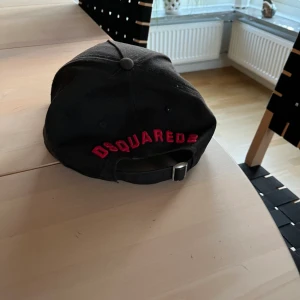 Dsquared2 keps - Dsquared2 keps, justerbar, köpt för 1400 på NK kvitto finns