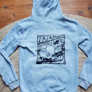 En super cool BTS hoddie med BT21 karaktärerna på. Är i ett rätt så tunt material så perfekt dör varmare människor eller klimat :) I storlek XS - S.