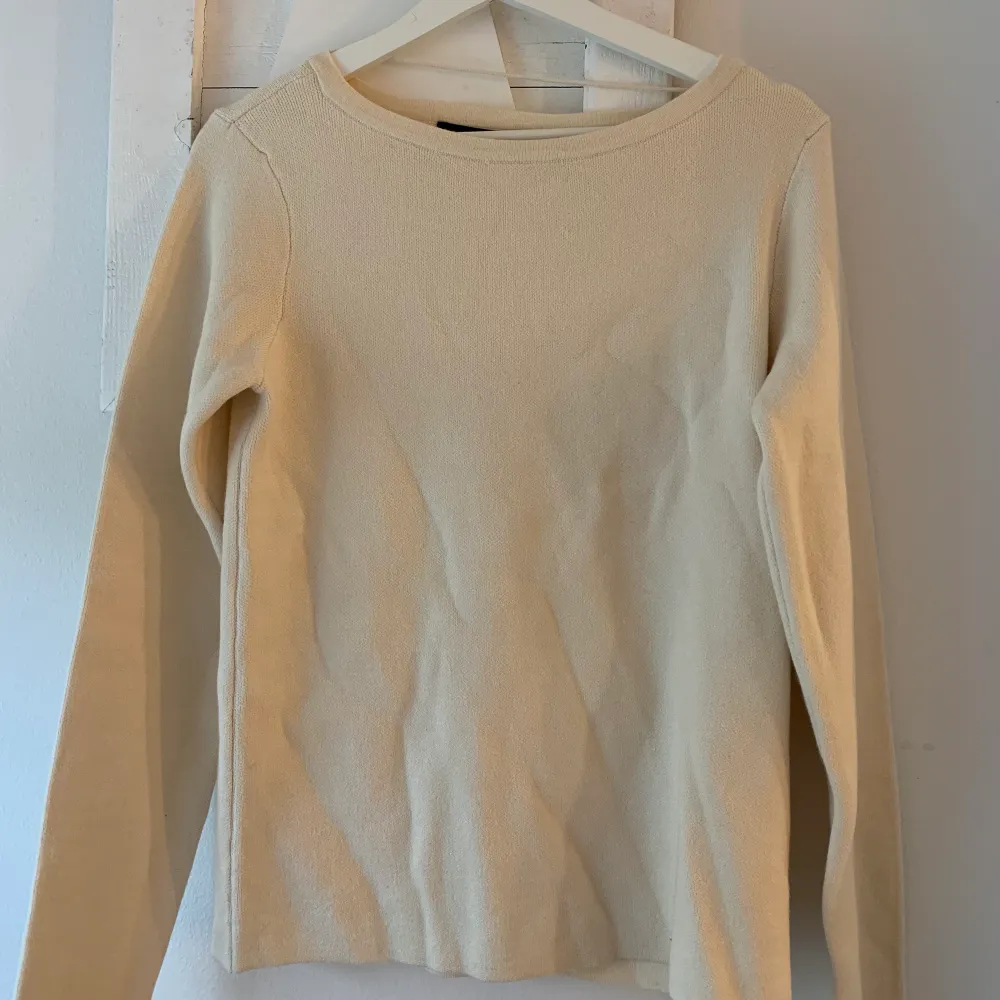 En beige stickad tröja från Vero Moda. Den är superskön. Aldrig använd! . Stickat.