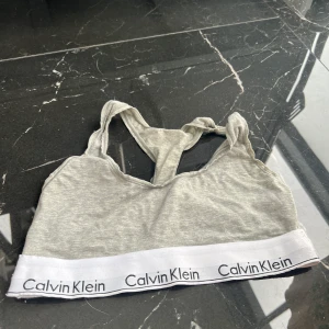 Calvin Klein - Calvin Klein topp i storlek S