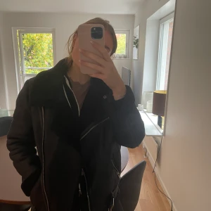 Jacka - Säljer nu min fina jacka från Zara då den inte längre kommer till användning! Den är i supergott skick & varm 🧚‍♀️❤️