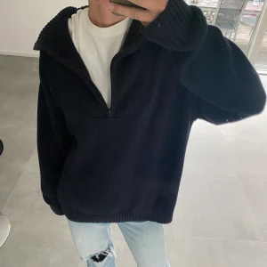 Zip tröja  - Ziptröja, oversized passar XS-M beroende på önskad passform. Jättefint skick💚 köpet sker privat, klicka ej köp nu