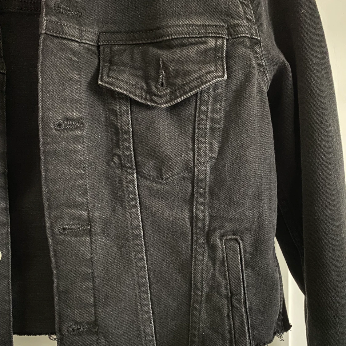 Svart croppad jeansjacka  - 91