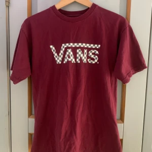 Vans t shirt  - Super fin Vans t shirt i storlek S. Varan är i bra skick förutom ett pyttelitet hål i nacken som knappt syns! ❤️