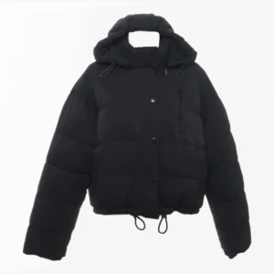 Svart vinterjacka - Så fin vinter/höst jacka från Urban outfitters, storlek S. Superbra skick och knappt använd, luvan går att knäppa av och på om man vill. Skriv om du har fler frågor, köparen står för frakt :)