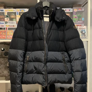 Moncler Noir Size 3 - Moncler Noir Sällsynt modell Size 3 Finns två små flaws på kragen 