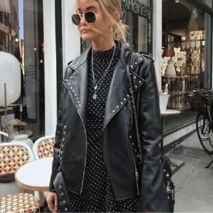 Skinnjacka med nitar - Säljer min fina skinnjacka med nitar som jag köpt här på plick för ett år sedan. Inga deffekter på jackan i jättebra skick! Storlek S💖💖