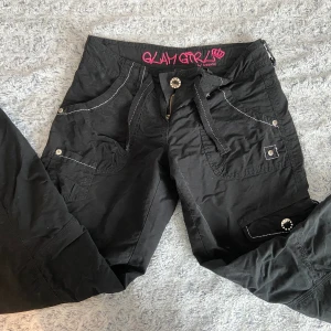 Cargos/byxor  - Ett par cargos/byxor från Kappahl 🫶 för barn i str 146