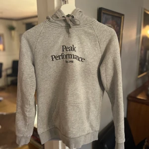 Peak performance tröja - Säljer denna hoodie från peak performance i storlek S, den är i väldigt fint skick💗 köparen står för frakten 