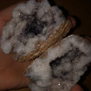 Kristall - Fin sten med kristall inuti köpt i Marocko🌺