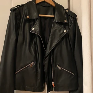 SKINJACKA KAPPAHL - En jävligt skön skinjacka från Kappahl, använt den ett få tal gånger och den är som ny. Den är stretchig av sig så man kan ha tjocktröja under. 