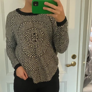 Stickad tröja  - Stickad tröja från vero Moda i storlek s  Köparen står för frakt  Kan mötas upp runt Uddevalla 