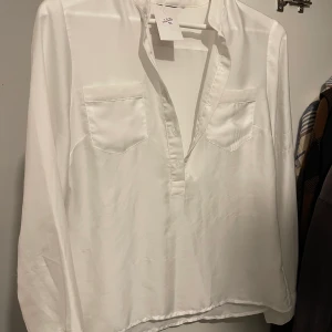 Skjorta - Jag köpte från secondhand är jätte tajt på mig men har inte använt den, köpte från secondhand. Säljer för 50