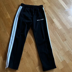 Palm angels - Svarta Palm angels byxor i väldigt fint skick. Använda fåtal gånger. Kan scanna koden på bild 2. Storlek L. Skriv vid intresse. Köparen står för frakten.