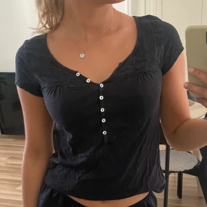 Svart topp - Så söt svart topp strl xs i fint skick! 🤎 frakt 51kr