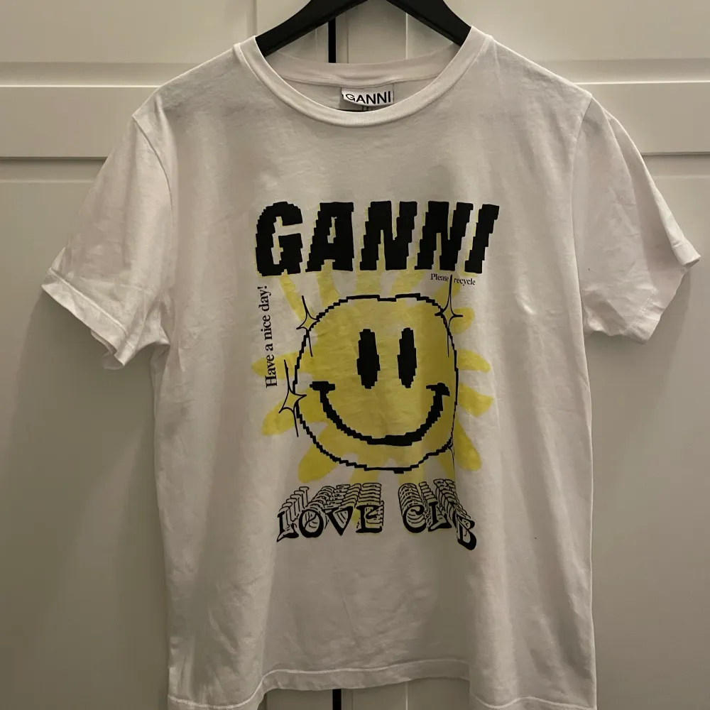 T-shirt från Ganni i storlek M! Nskick, endast testad! ✨💕. T-shirts.