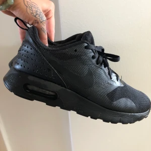 Nike Air Max Tavas - 🌸 väldigt bra skick, inger slitage 🌸 36,5 passar mig som har 37 🌸 säljer för att de ej kommer till användning